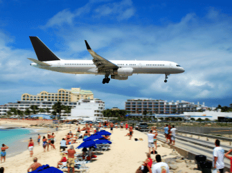Avión aterrizando en la playa