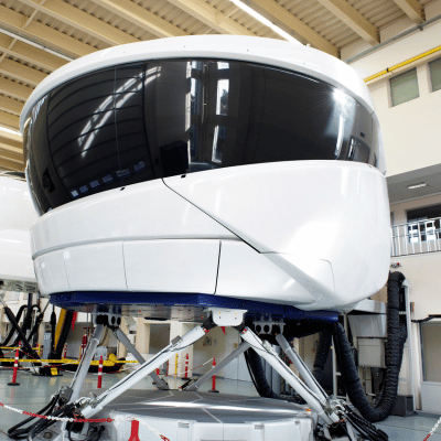 Full Flight Simulator (FFS) con cabina cerrada y plataforma de movimiento