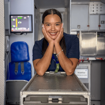 Tripulante brindando servicio